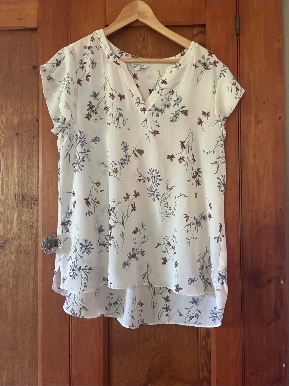10/25$ 🧁 Light Cream Floral V-Neck Short Sleeve Blouse